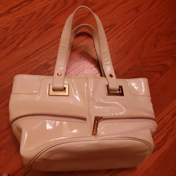 Michael Kors Handbags - Michael Kors bucket bag